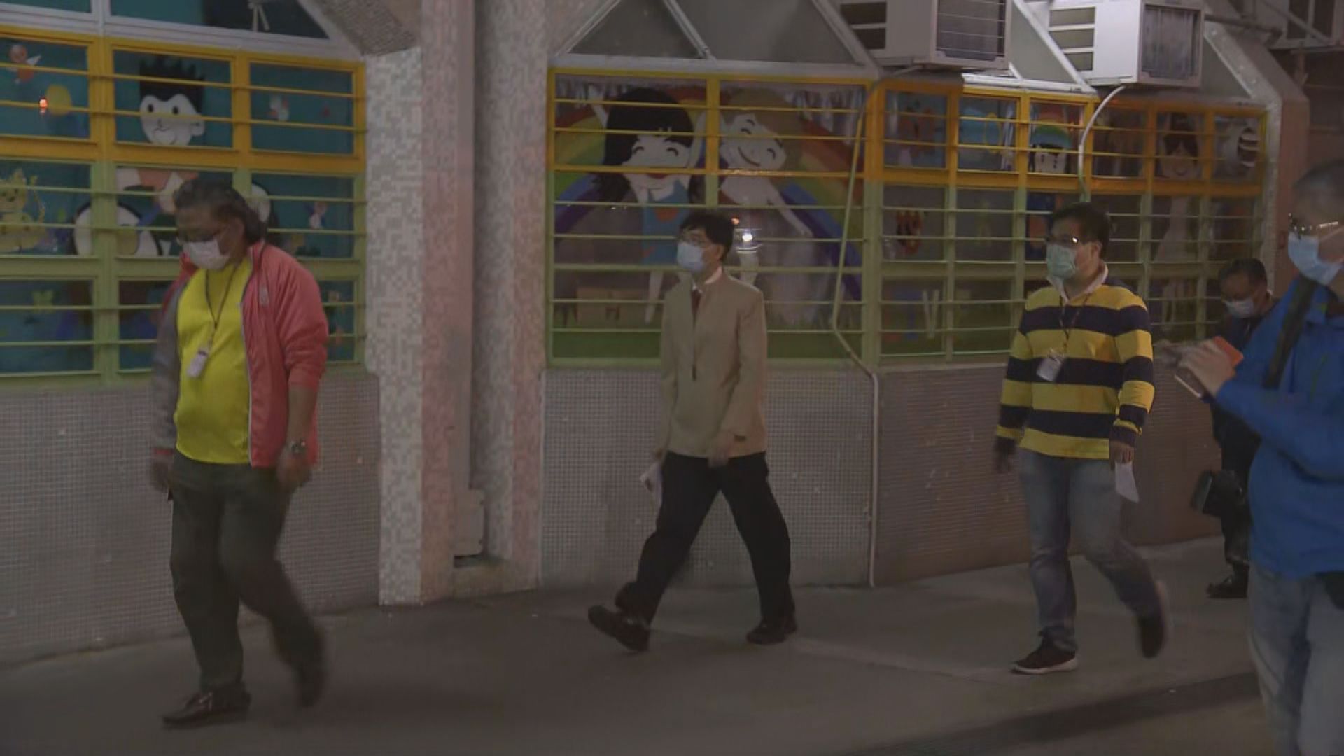 專家組晚上到富亨邨亨泰樓現場視察