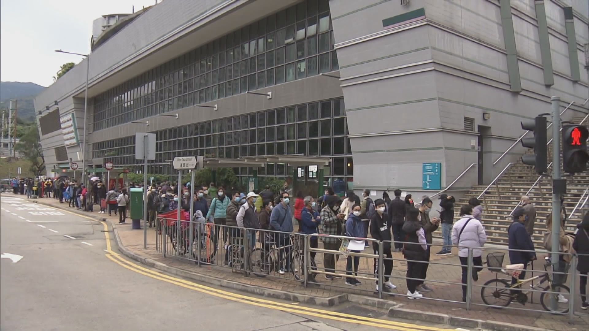 大埔、沙田檢測地點　繼續有大批市民排隊檢測