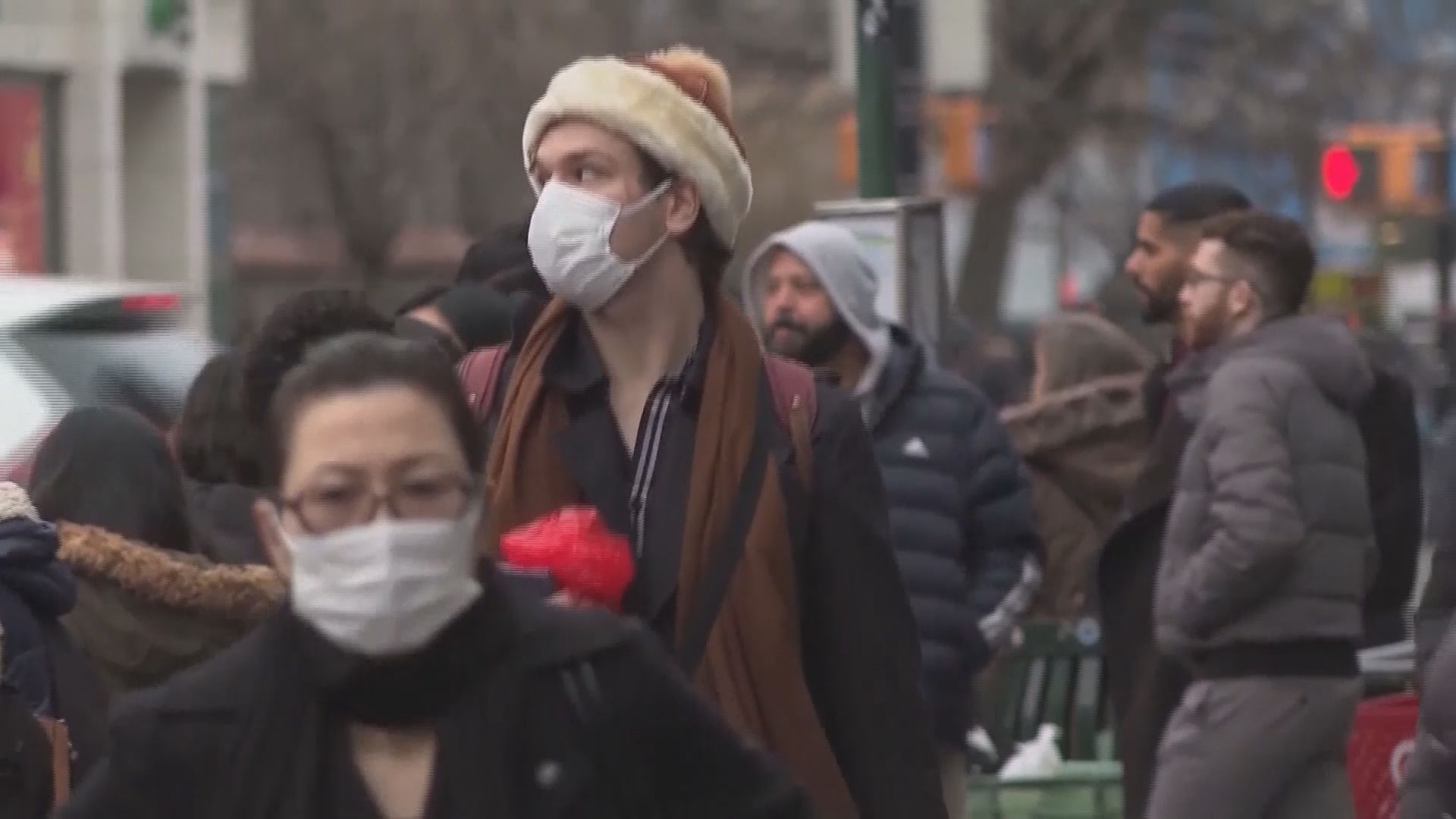 美國疾控中心建議民眾外出時遮掩口鼻