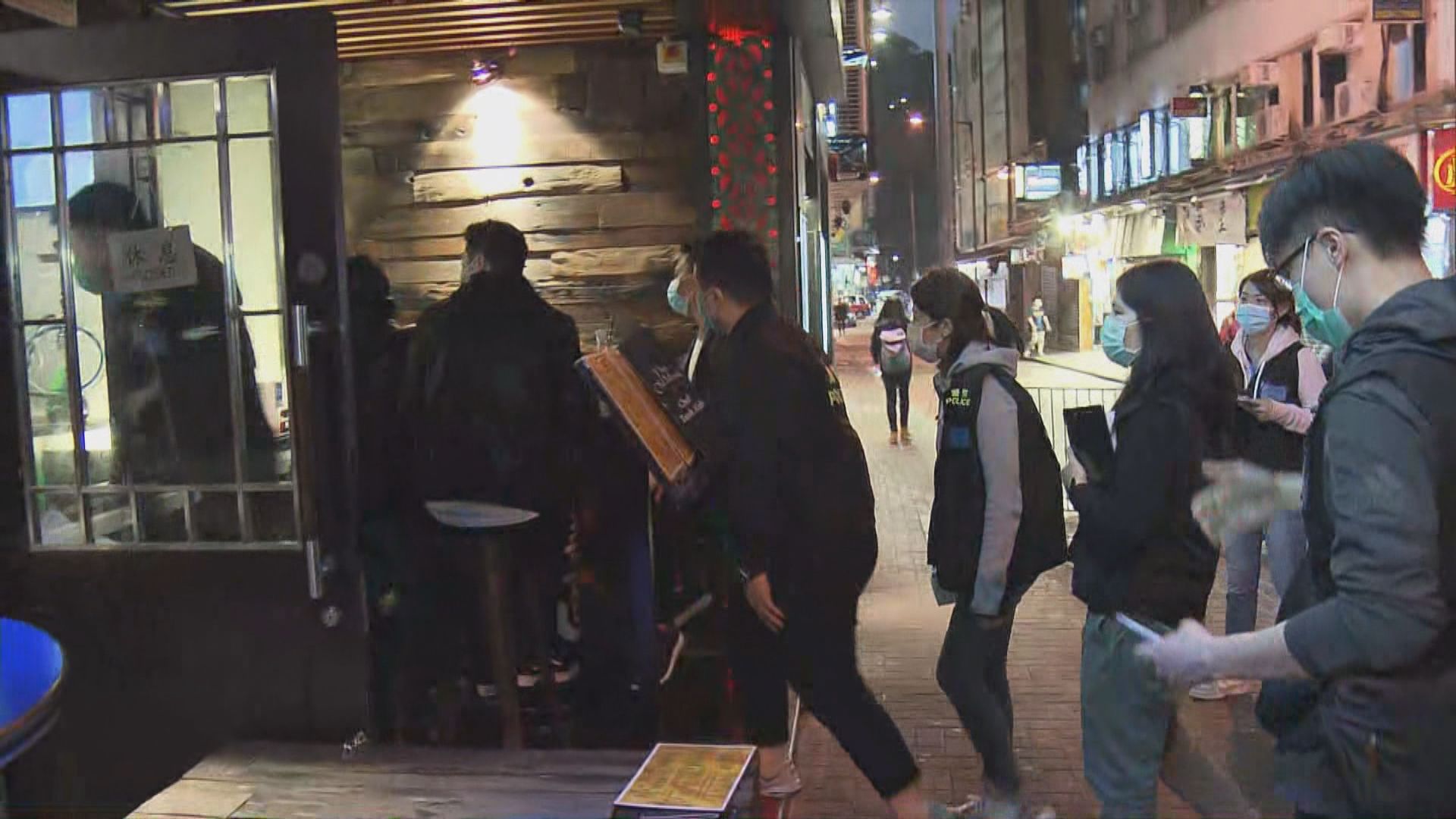 關閉酒吧令實施　食環警方尖沙咀巡查酒吧