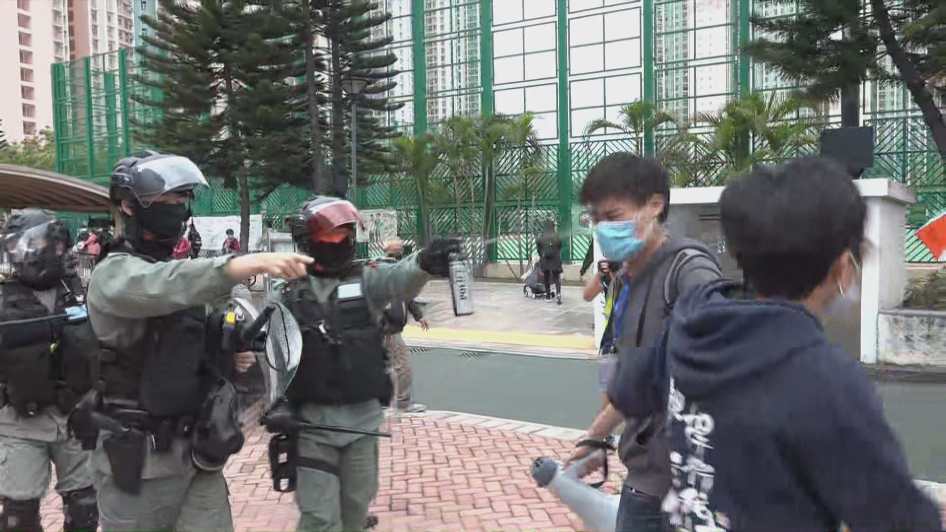 天水圍遊行有人投擲雜物落路軌　警施放胡椒噴霧驅散