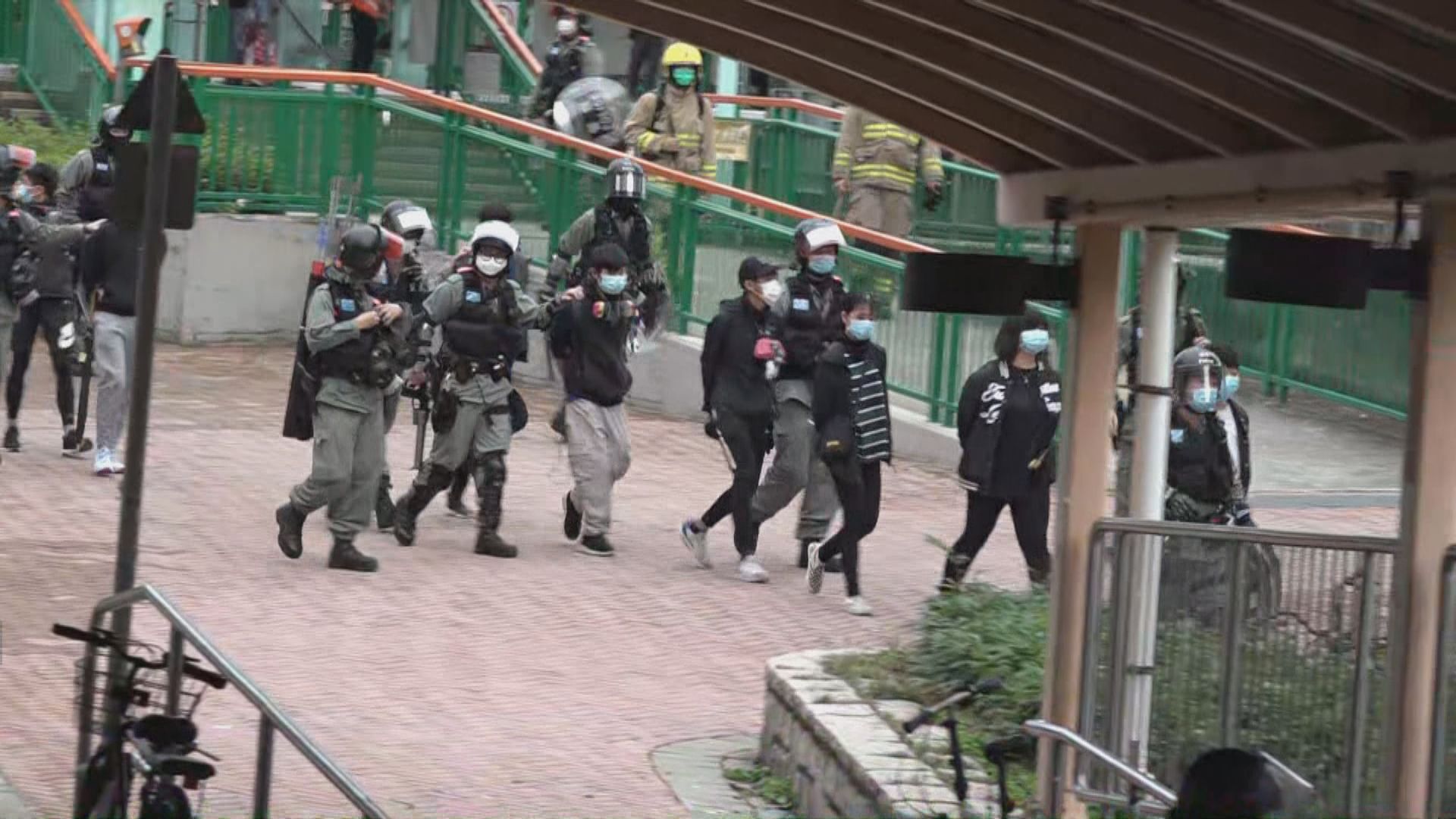 天水圍遊行反對設指定診所　防暴警拘捕多人