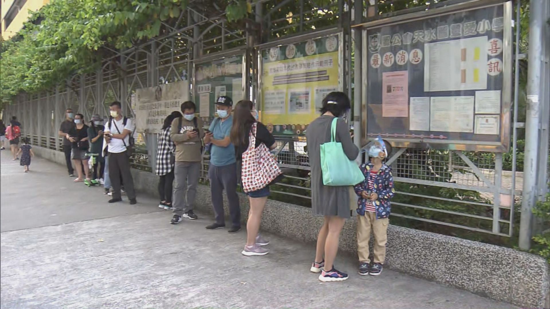 天水圍靈愛小學安排全校師生領取樣本瓶檢測