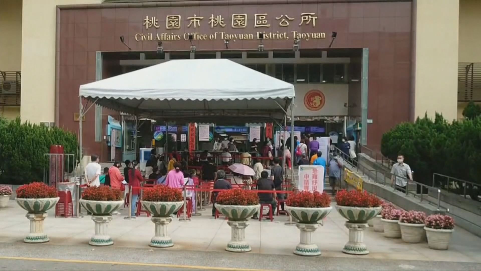 台灣發萬元紓困金　民眾批評手續繁複