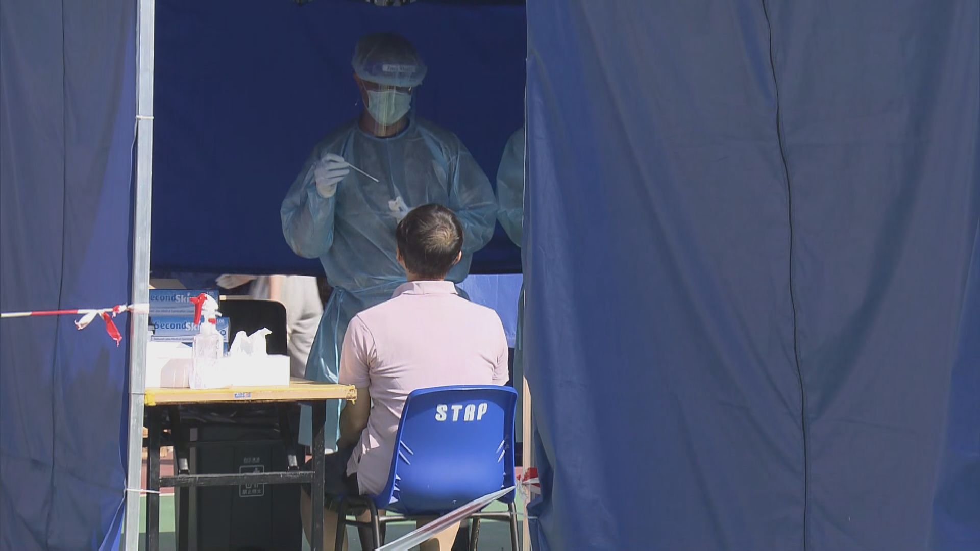 荃威花園R座居民早上撤離　陸續赴隔離營檢疫