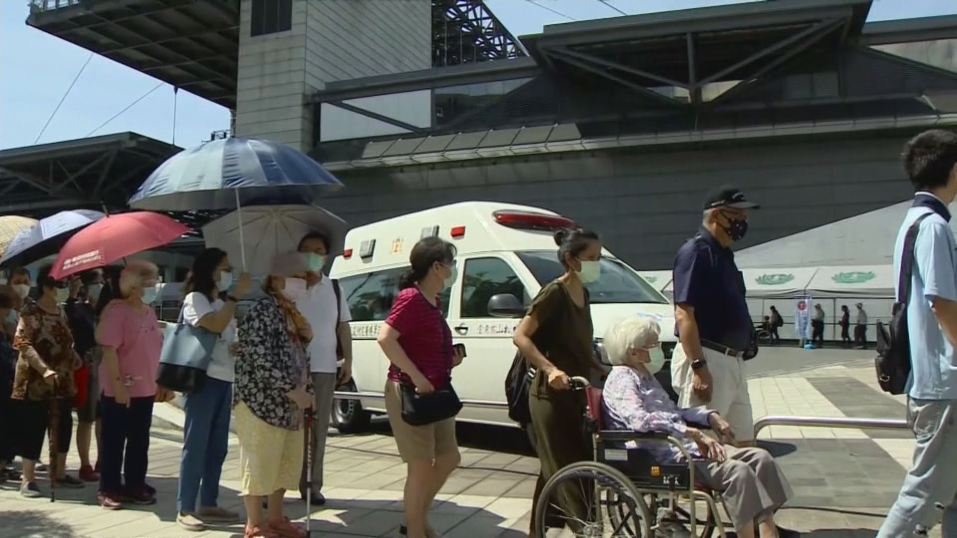 台灣開始為長者接種新冠疫苗　台北有人提早到場排隊