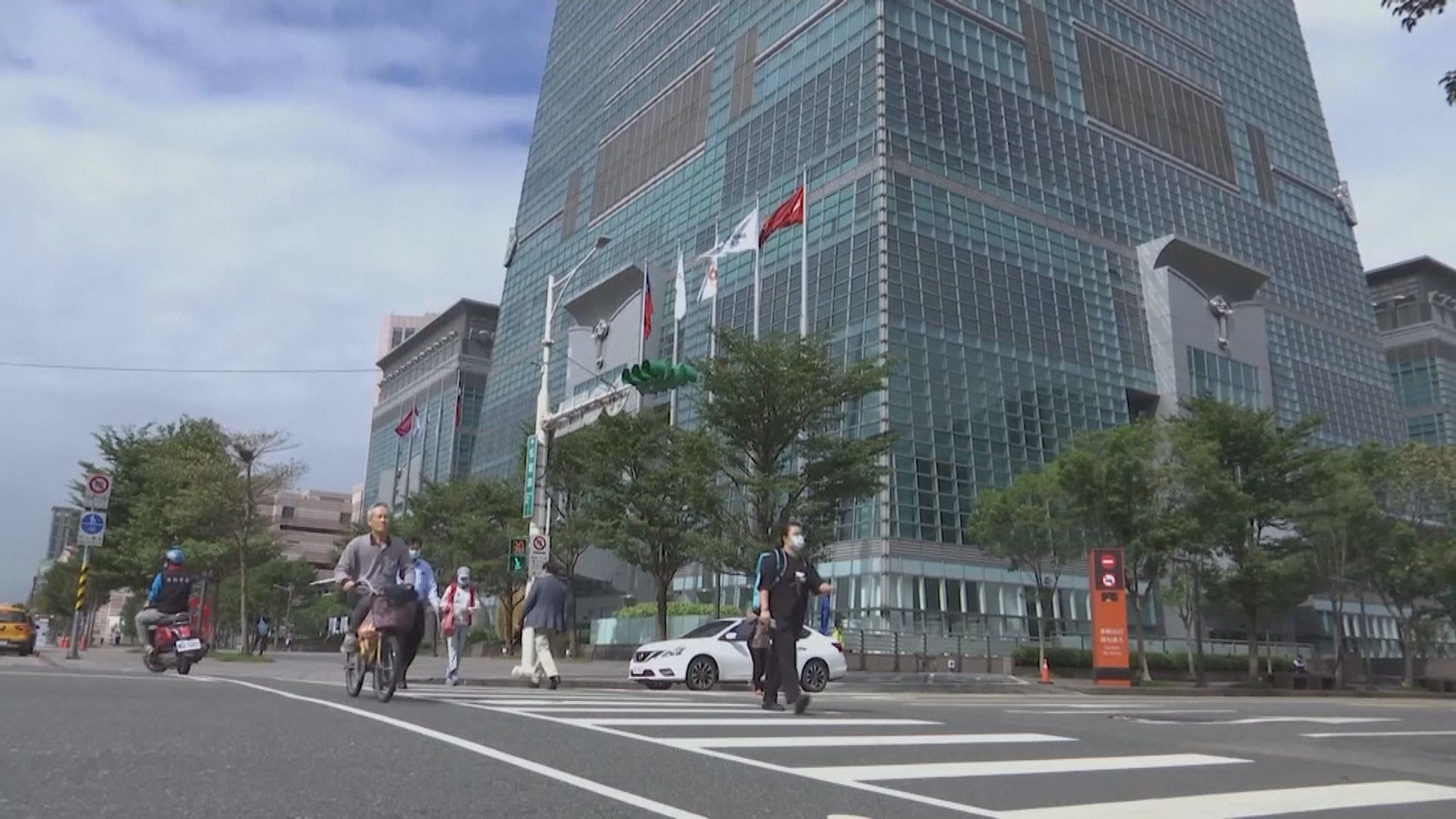 台灣連續三天新增逾400宗新冠本土確診個案