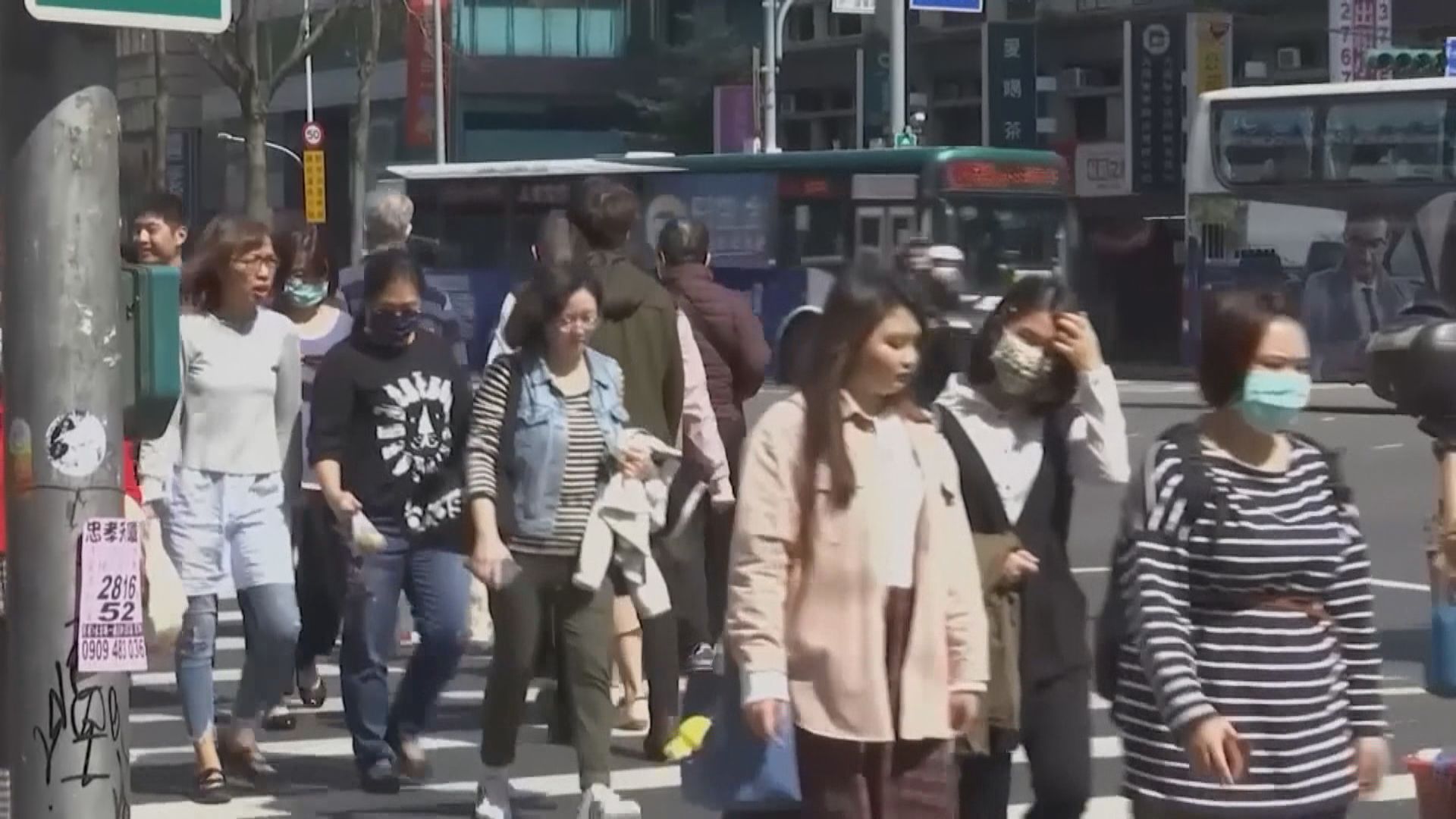 台灣本月20日起放寬室內「口罩令」