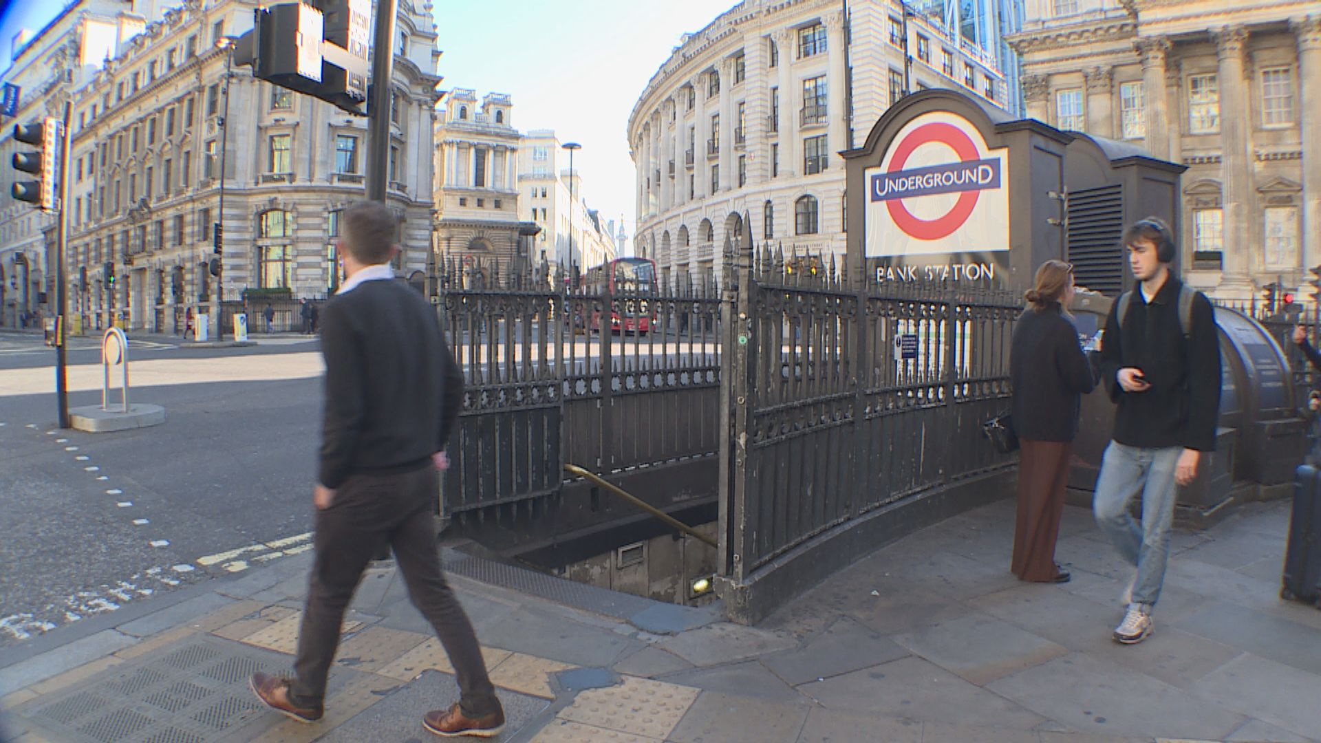 倫敦40個地鐵站關閉　英傳媒指最快周末封城　