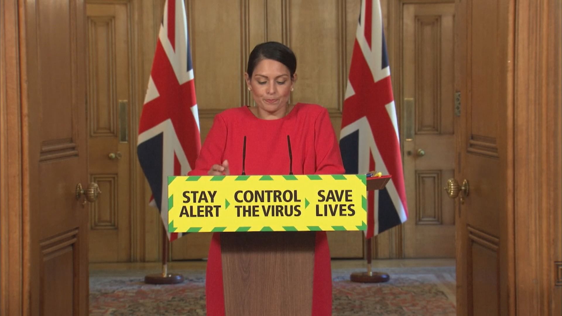 英國公布入境民眾需自我隔離14天