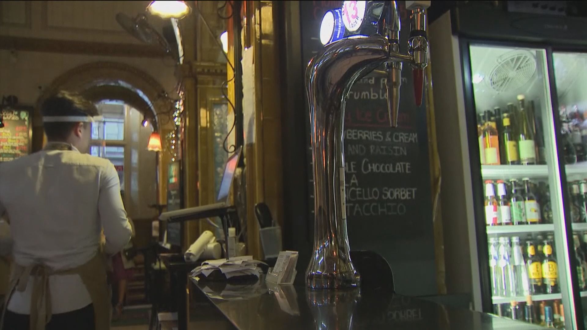 英格蘭地區招待場所周四起晚上10時要關閉