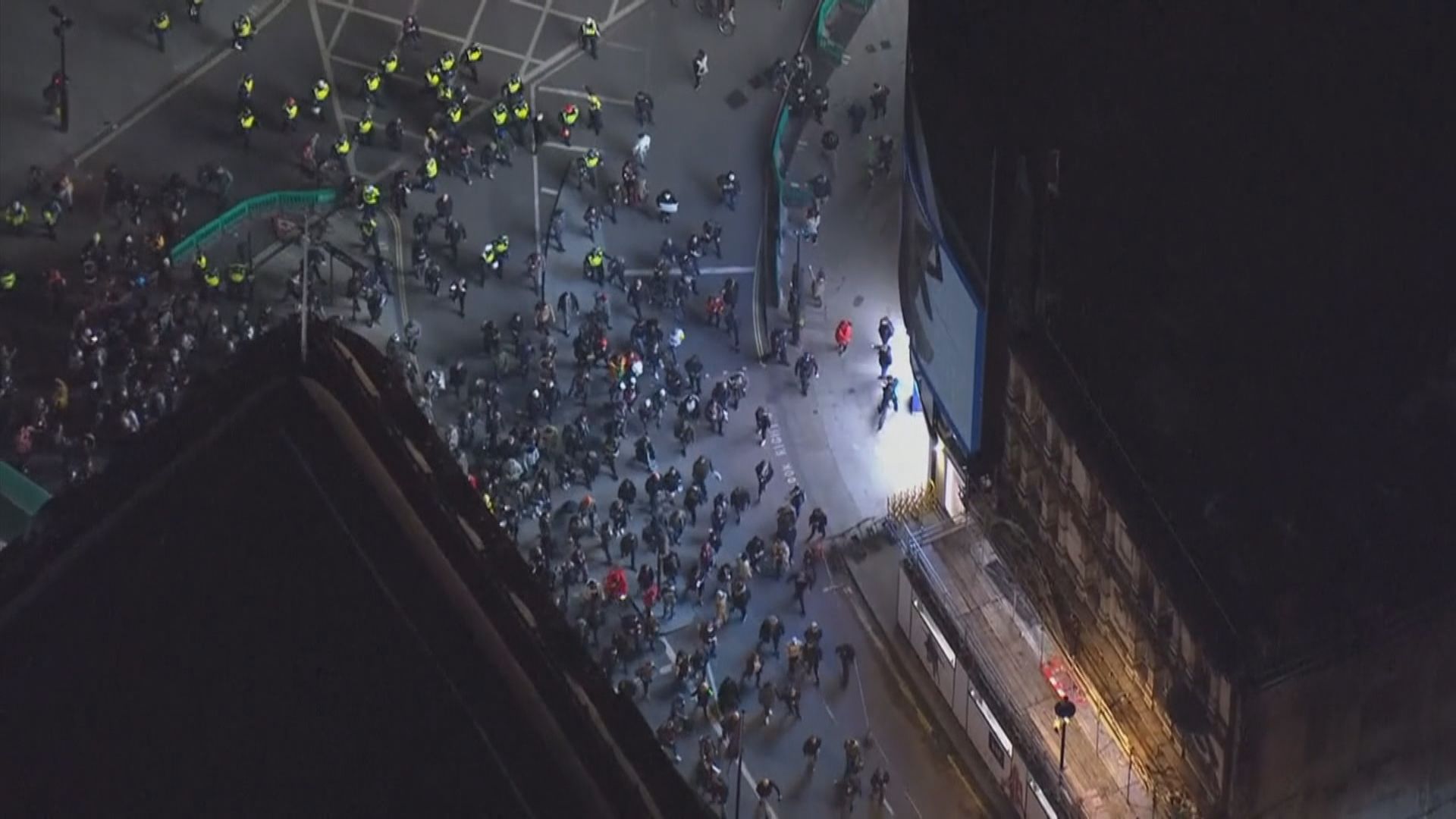 英國倫敦有民眾上街抗議封城