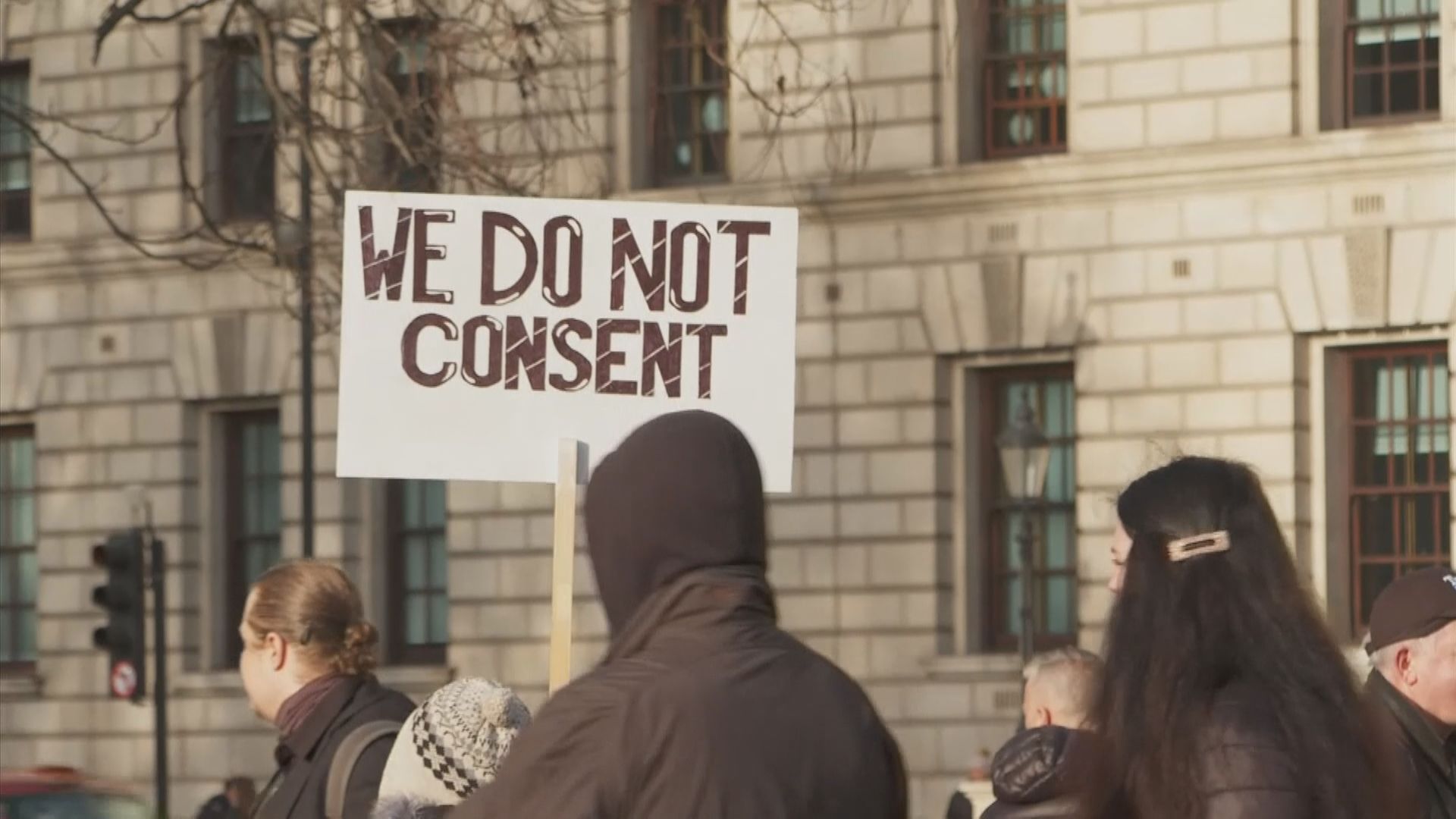 英國有遊行抗議收緊防疫限制措施