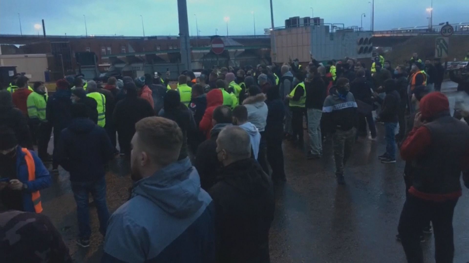 英法周三重開邊境　英官員指仍要數日疏導滯留貨車