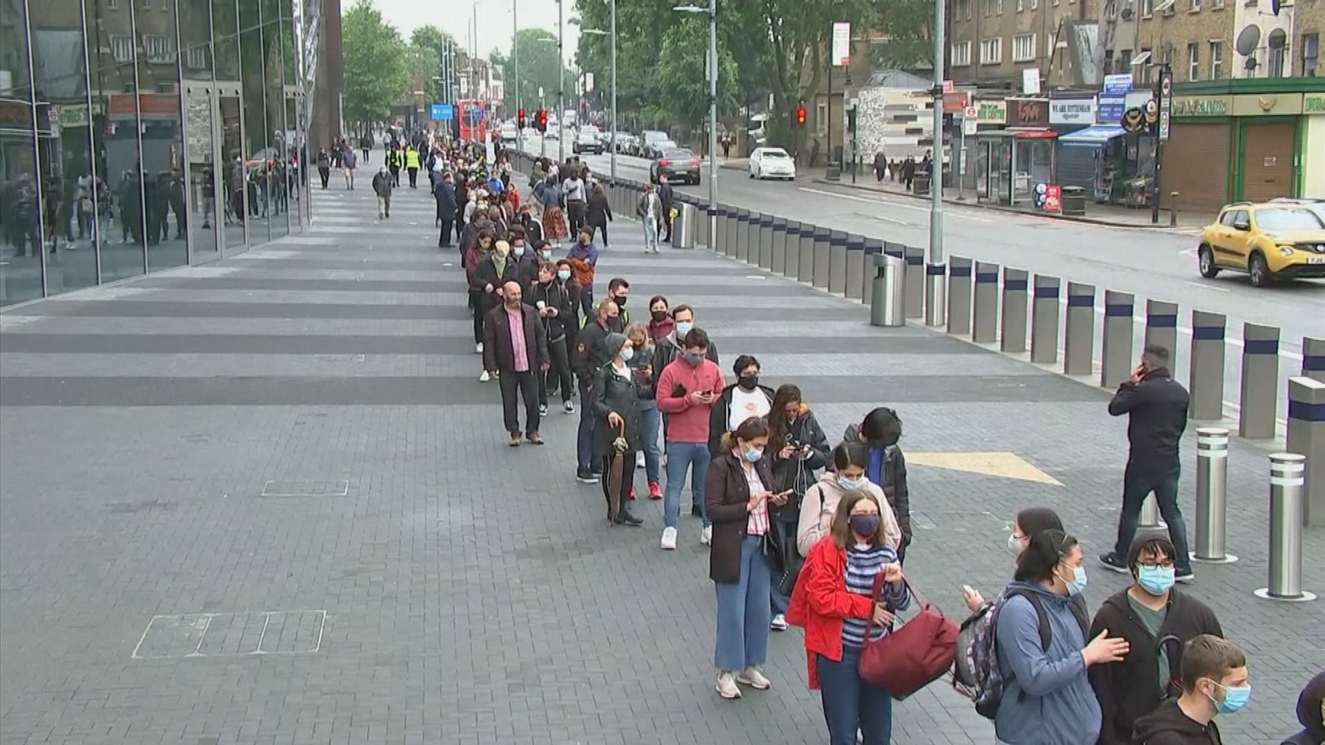 英國增逾九千宗確診　民眾排隊接種疫苗