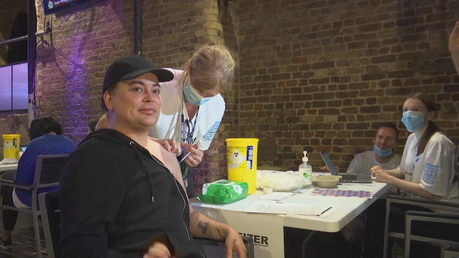 英國一天內新增逾2.9萬宗新冠病毒確診個案