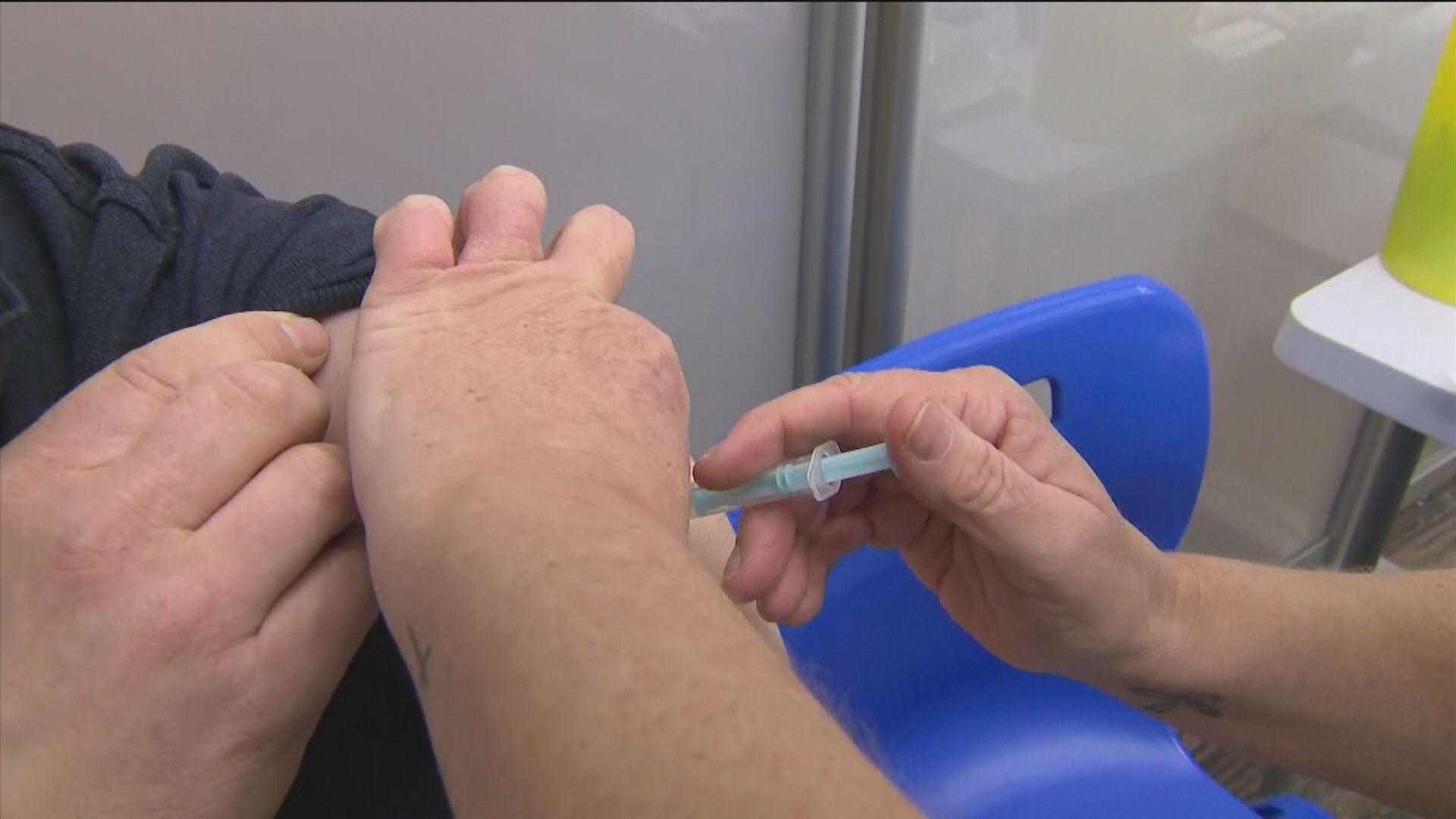 英國下周起為12至15歲兒童接種疫苗