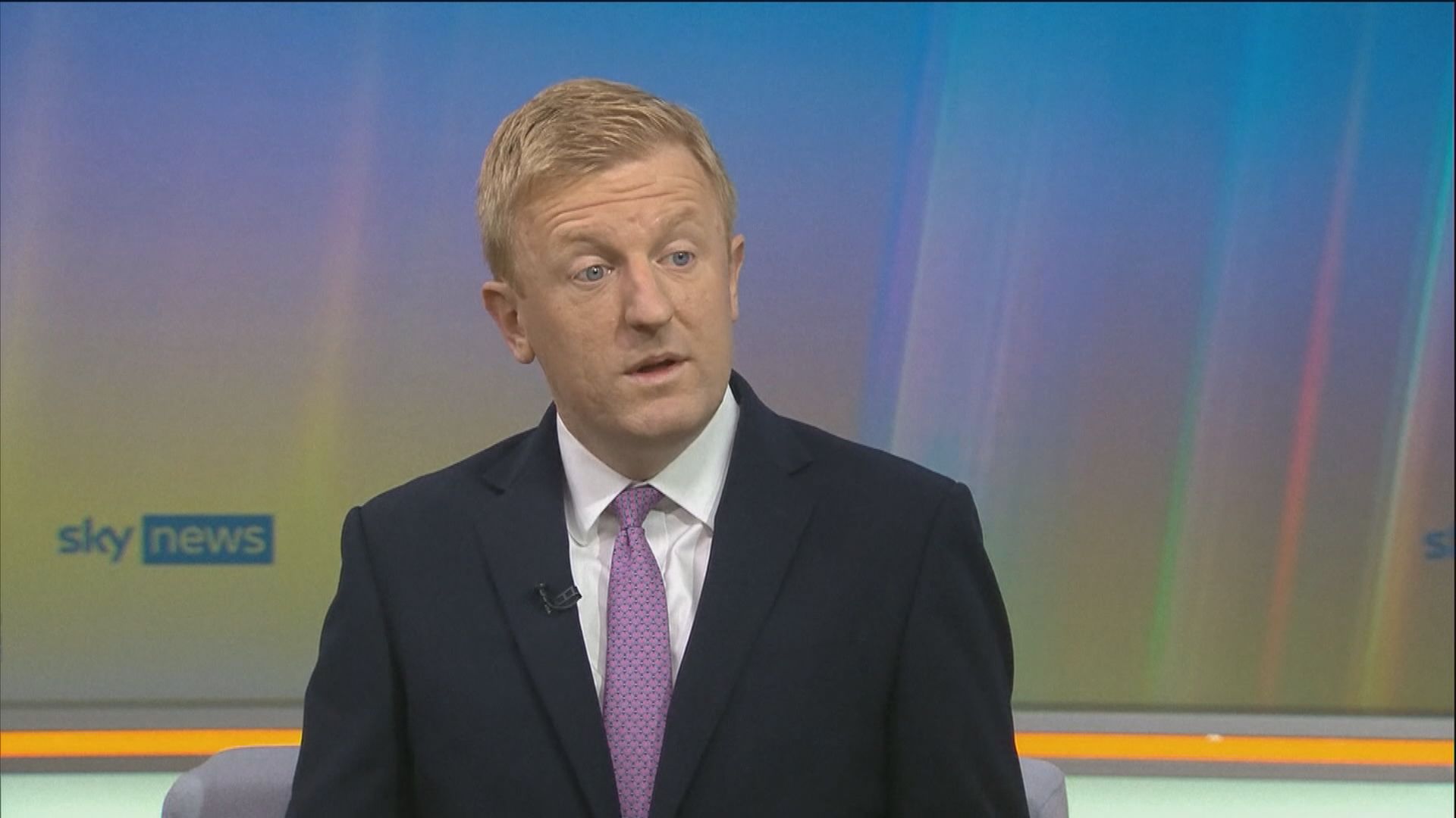 英國保守黨主席為當局應對疫情表現道歉