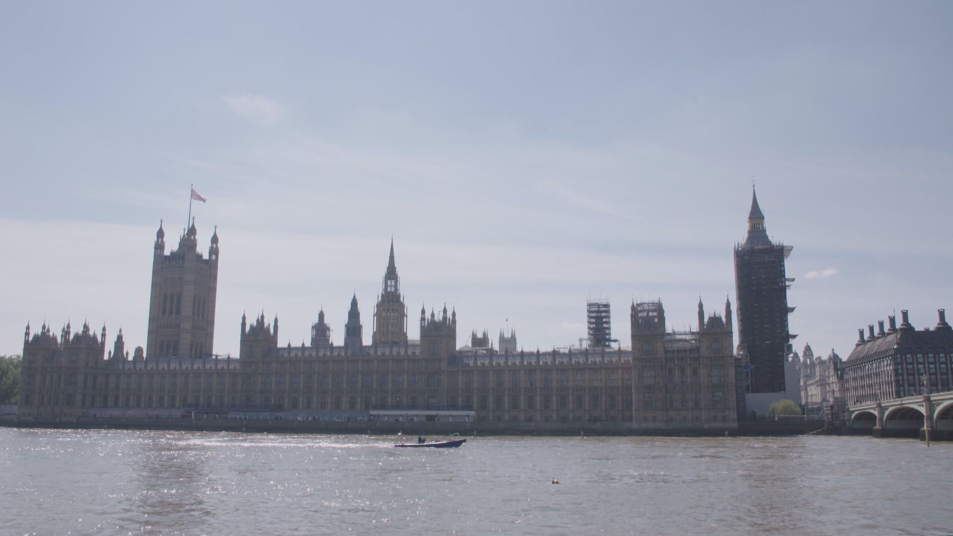 英國疫情持續　當局勸喻國會議員戴口罩