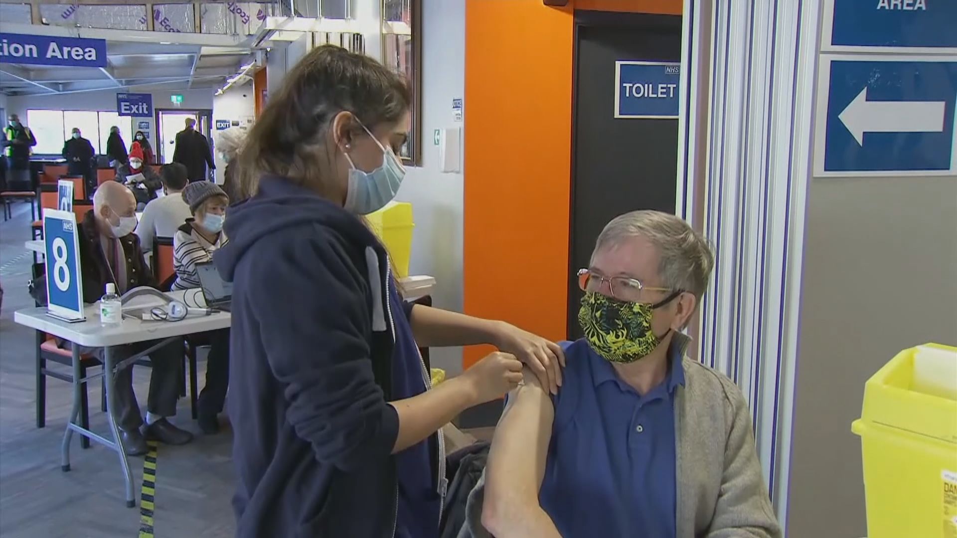 英國就應先收緊防疫措施還是盡快接種加強劑意見分歧