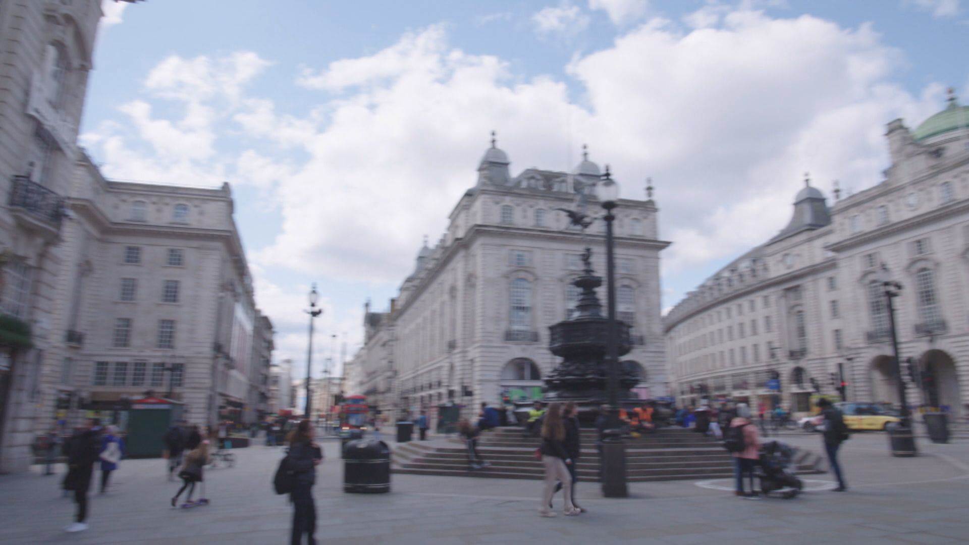 英國Omicron病例急增至2.5萬宗