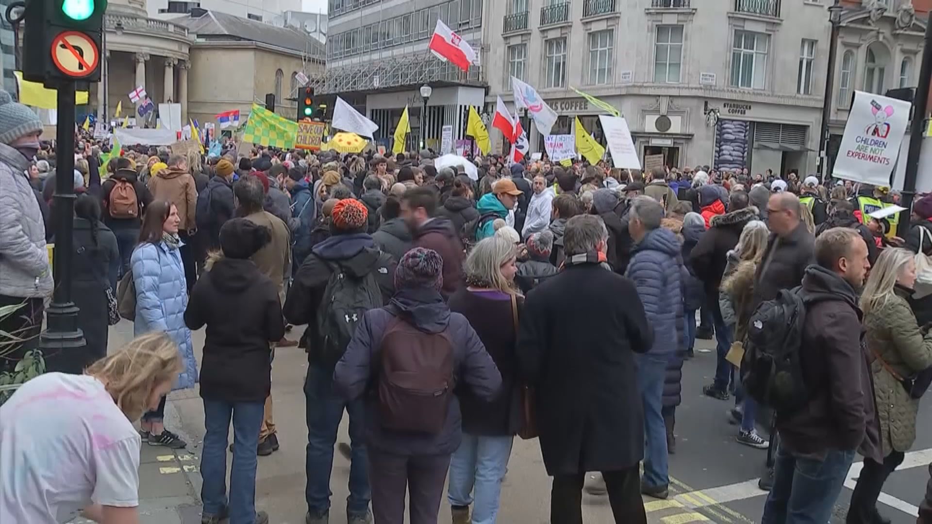 英國有示威抗議強制國民保健署員工注射新冠疫苗
