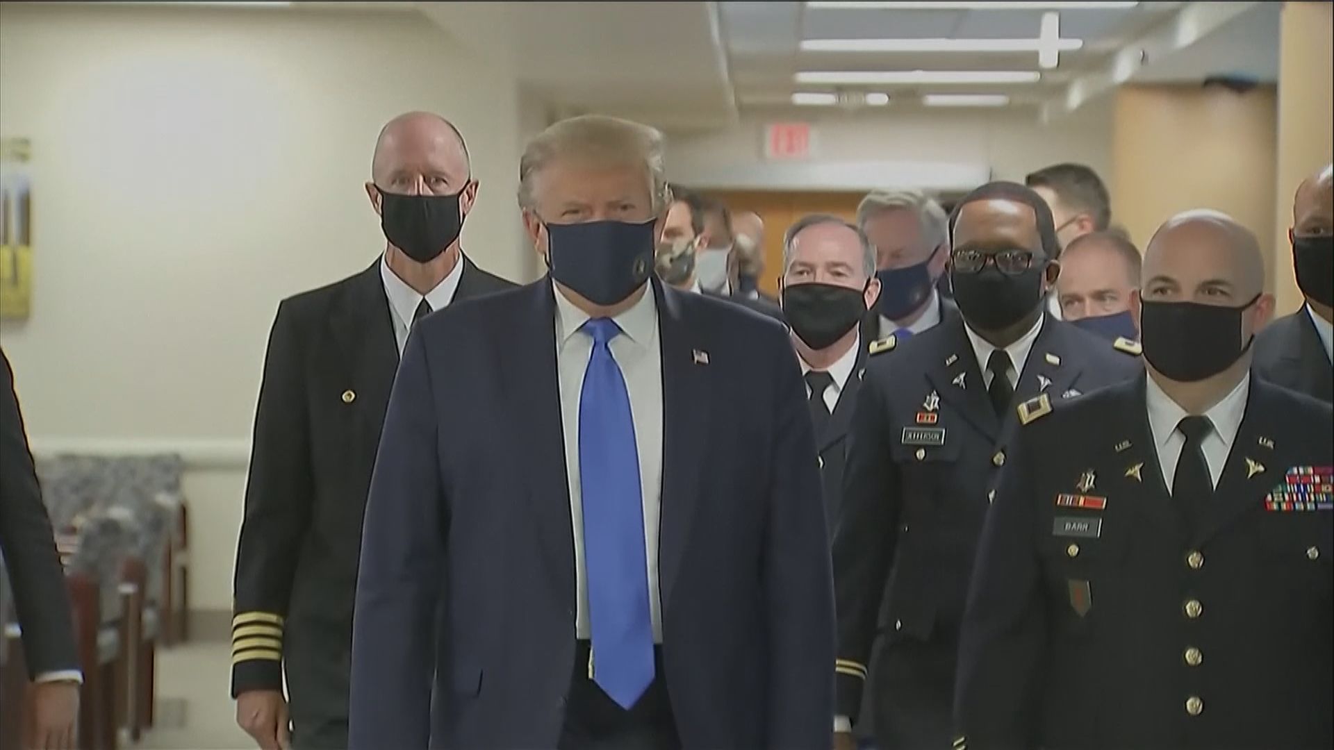 特朗普首次戴口罩出席公開活動