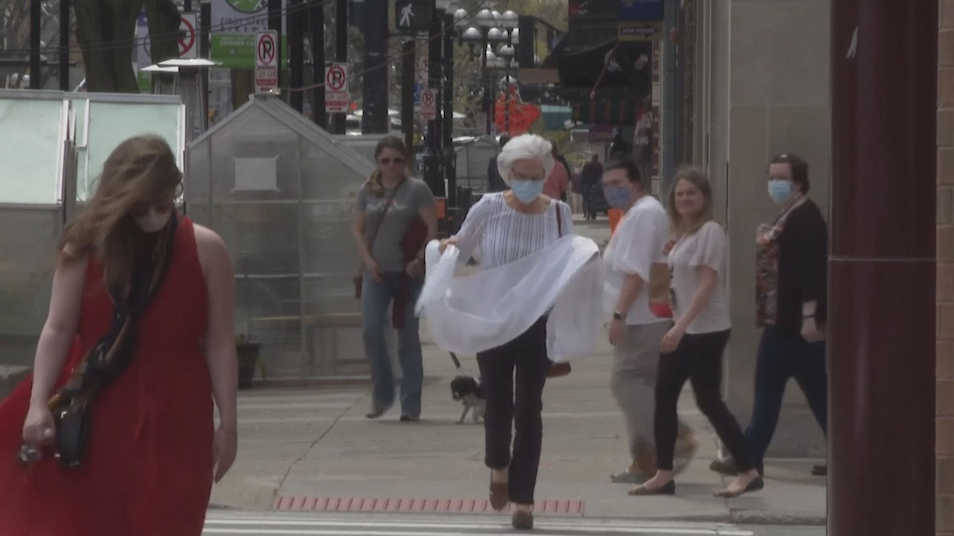 美國指感染風險低　放寬戶外戴口罩指引