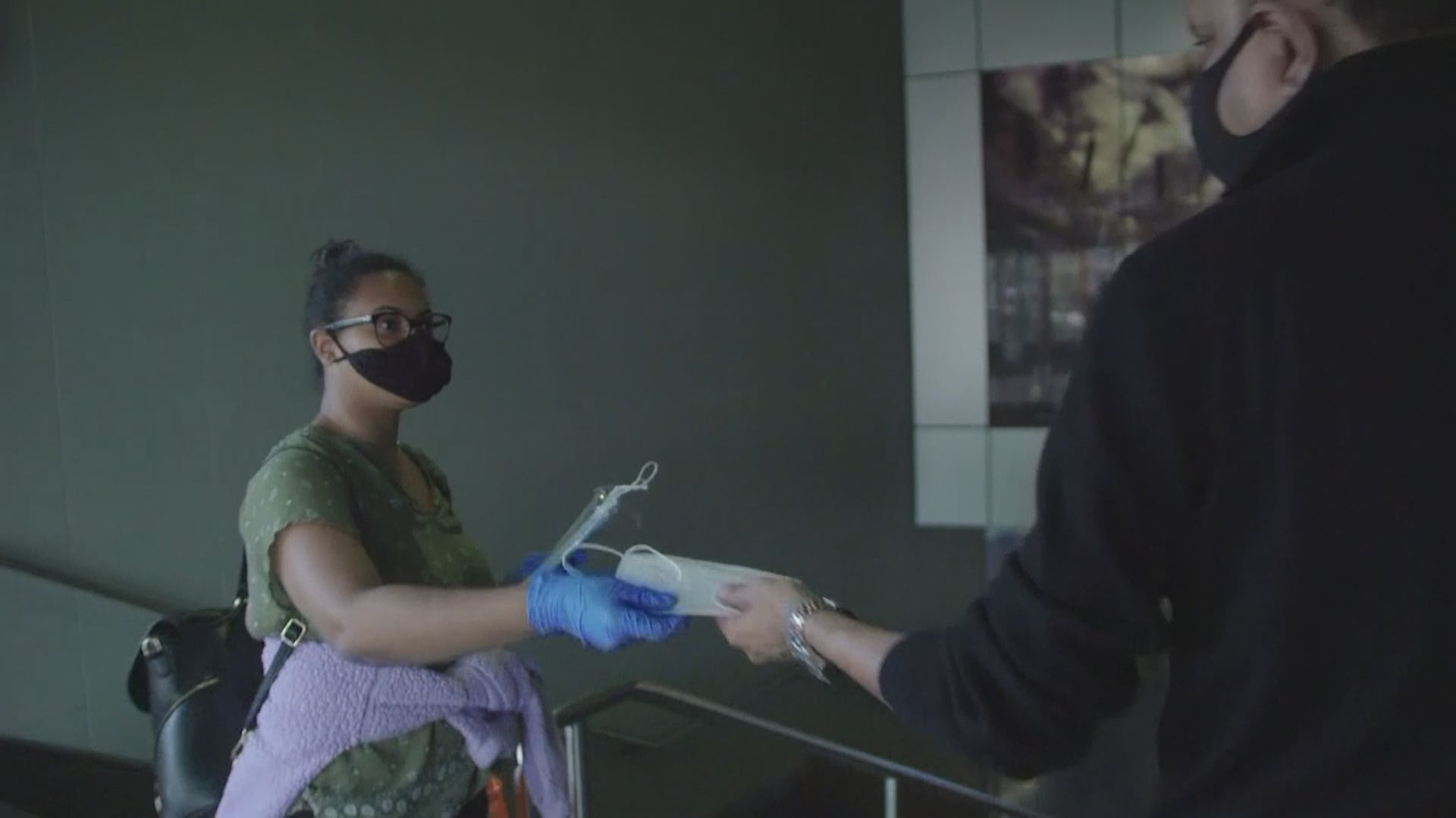 三重疫情夾擊　紐約市當局敦促市民室內恢復戴口罩