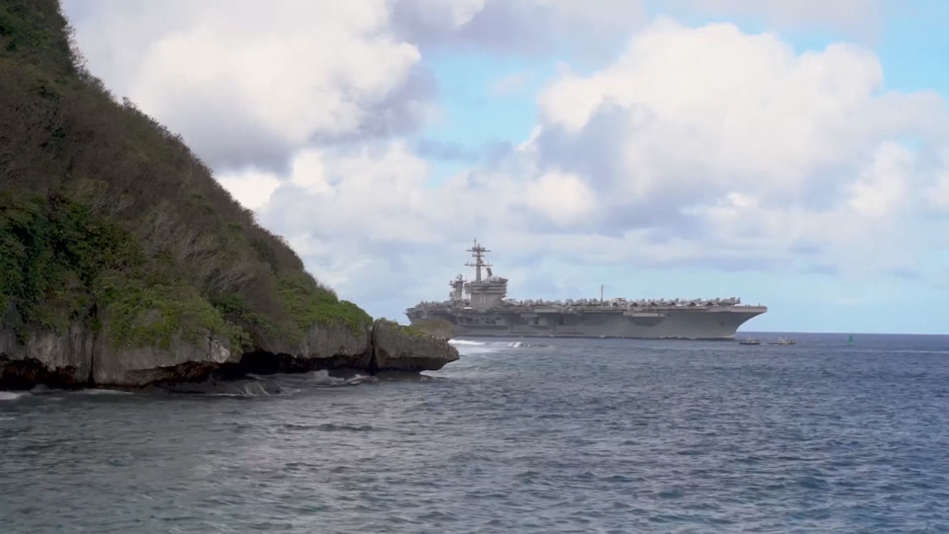 航母羅斯福號百多船員確診　前艦長獲英雄式送別