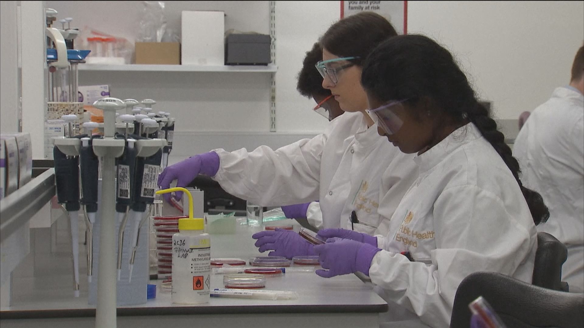 牛津大學預計明年春天疫苗足夠英國所有成年人接種