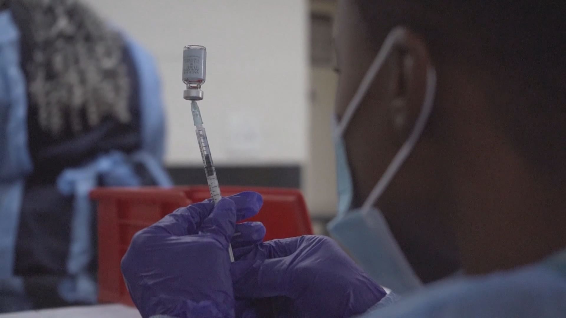 科學家正研究測試疫苗對Omicron效用