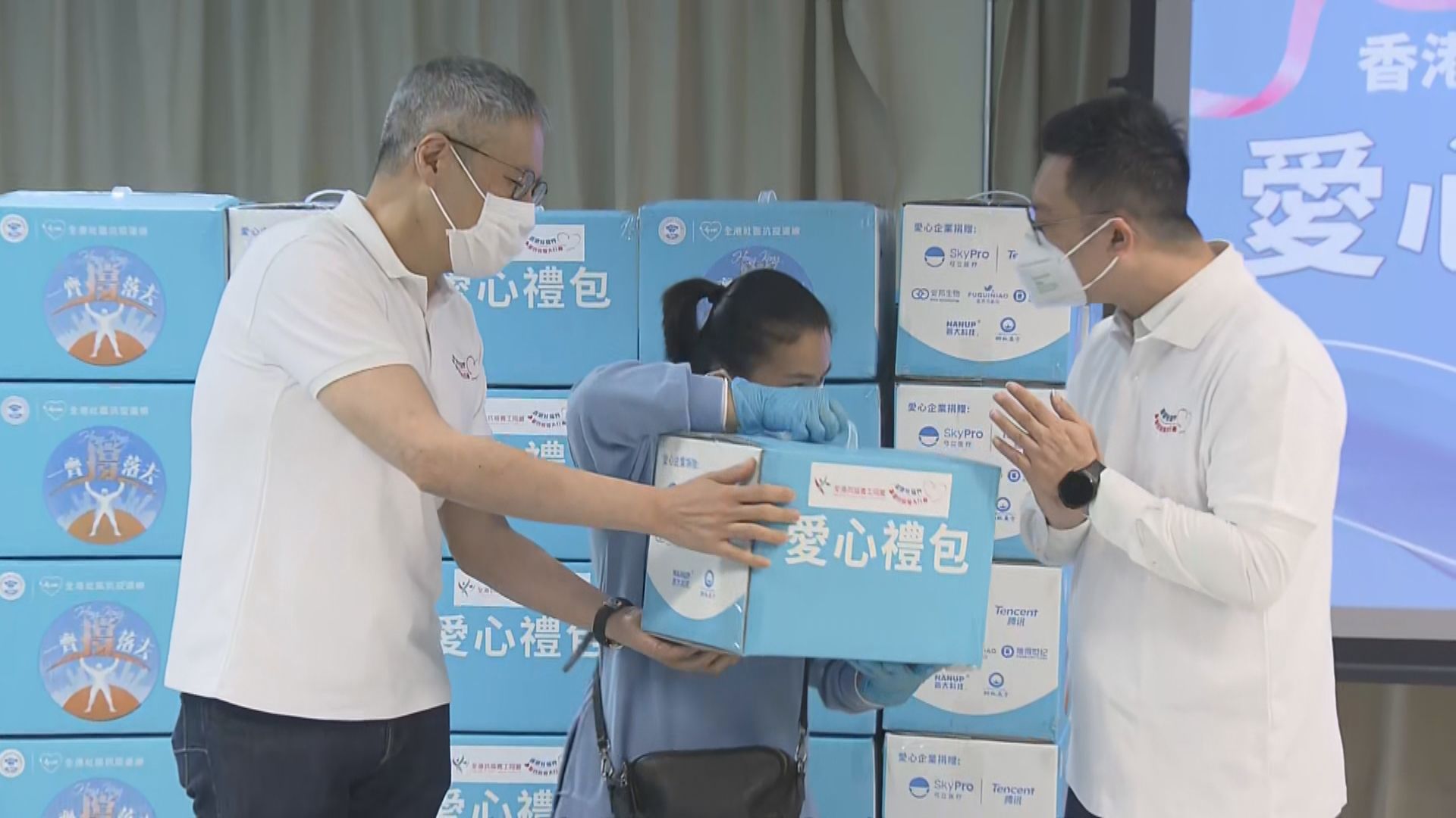 有義工團體向劏房戶及獨居長者派發防疫物資