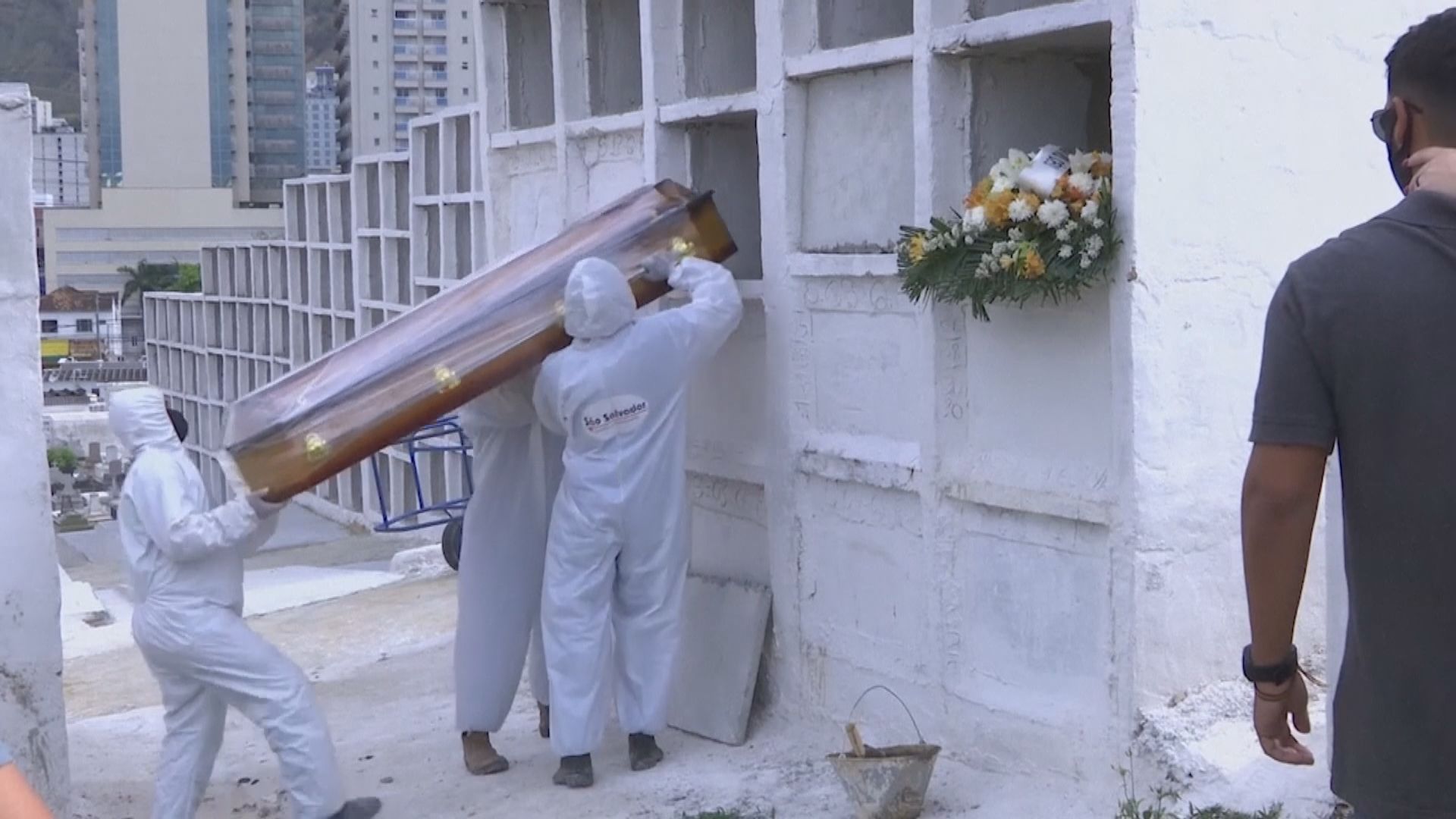 全球死於冠狀病毒人數破一百萬　多國收緊防疫措施