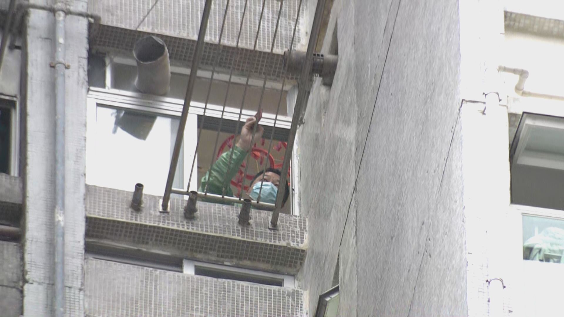 袁國勇聯同環保署及衞生防護中心人員視察東頭邨貴東樓