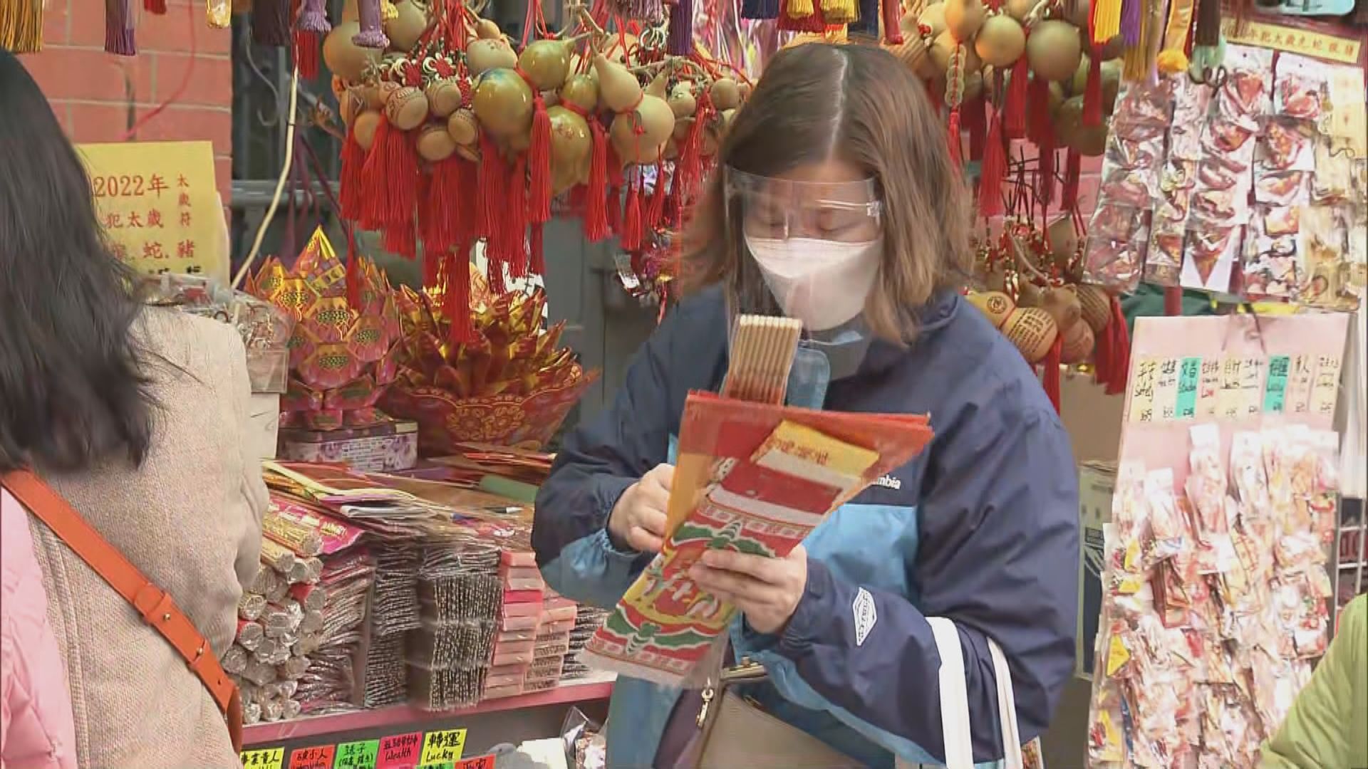有市民趕於宗教場所關閉前參拜黃大仙祠