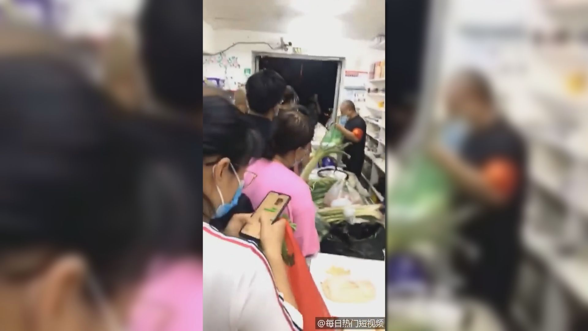 烏魯木齊民眾搶購食物應付住宅封閉管理