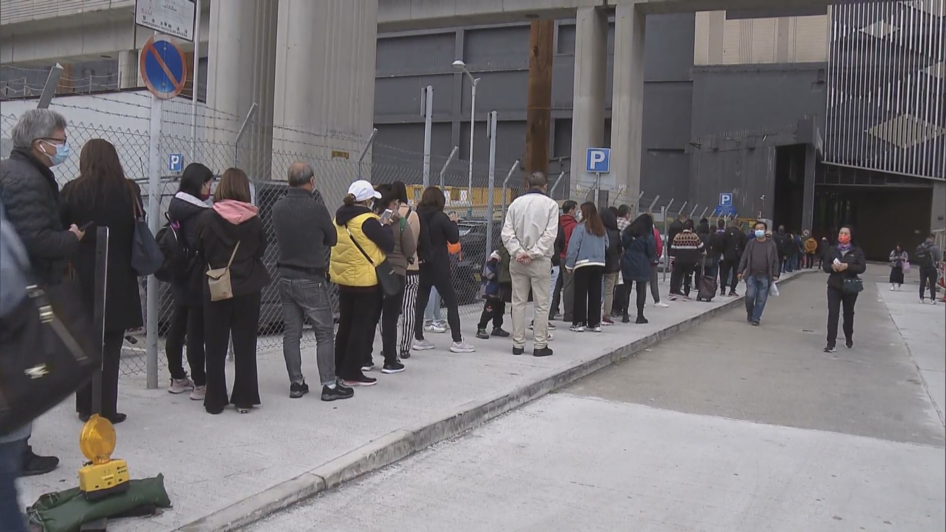 消息：本港增逾600宗病毒確診　元朗有市民不滿排隊幾小時檢測批安排混亂