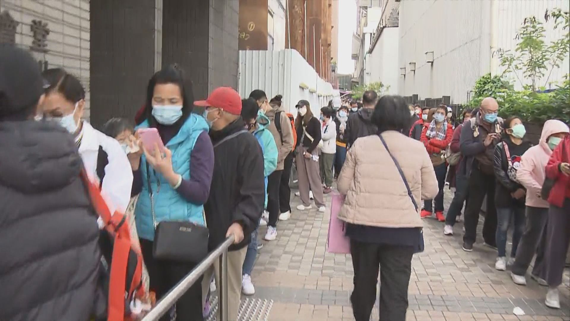 消息：增逾600宗確診　多區市民大排長龍檢測
