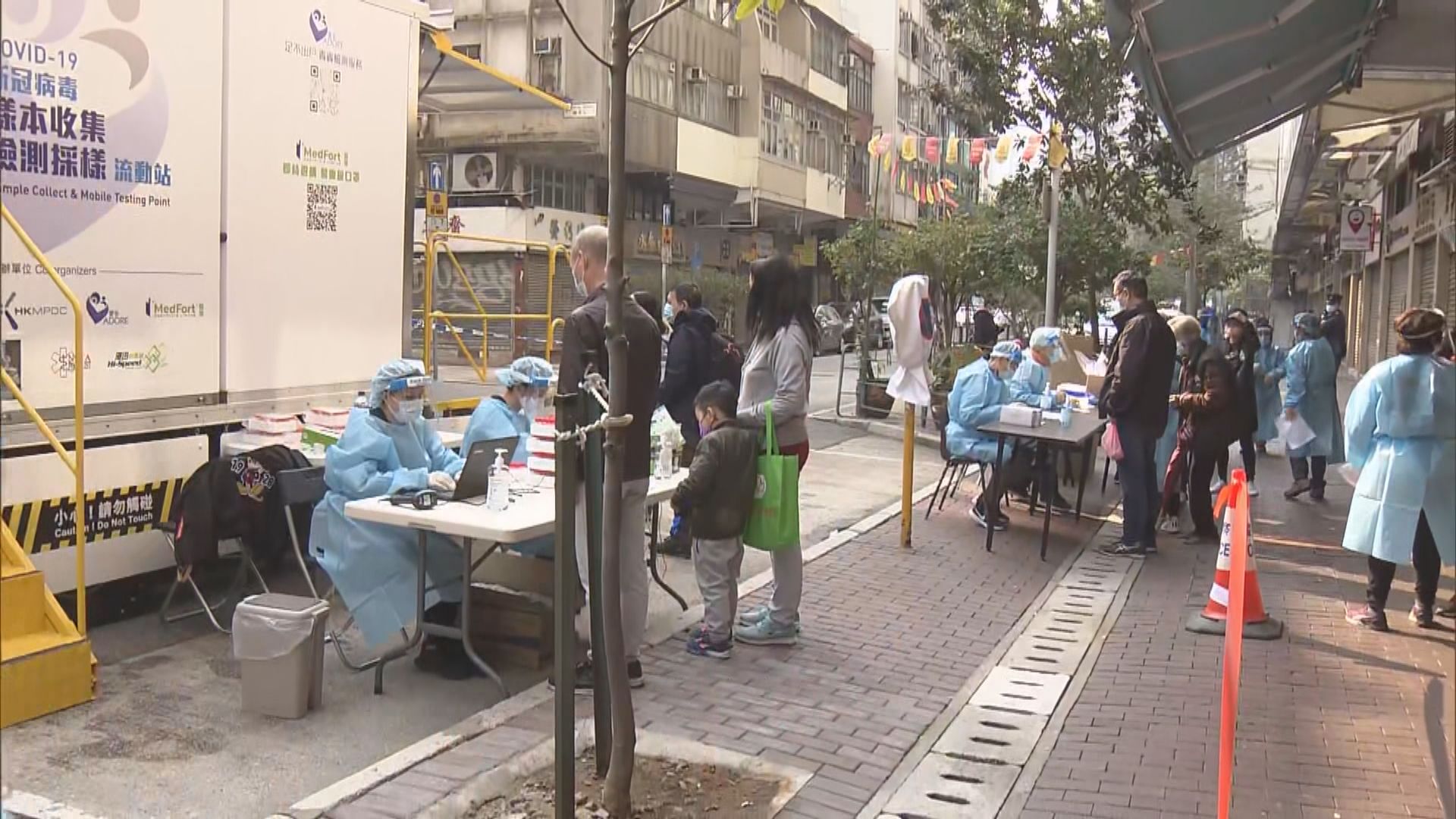 廣東道設流動採樣車　大批居民排隊等候檢測