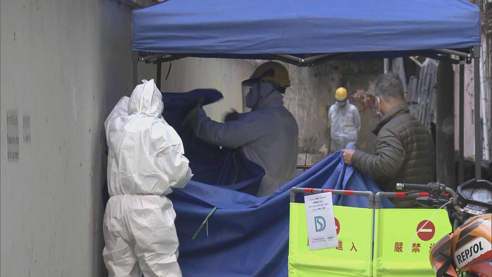 渠務署派員到油麻地佐敦指定區域抽取污水樣本化驗