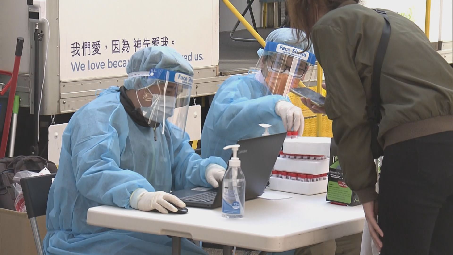 廣東道流動採樣車再多一輛　居民持續排隊做測試