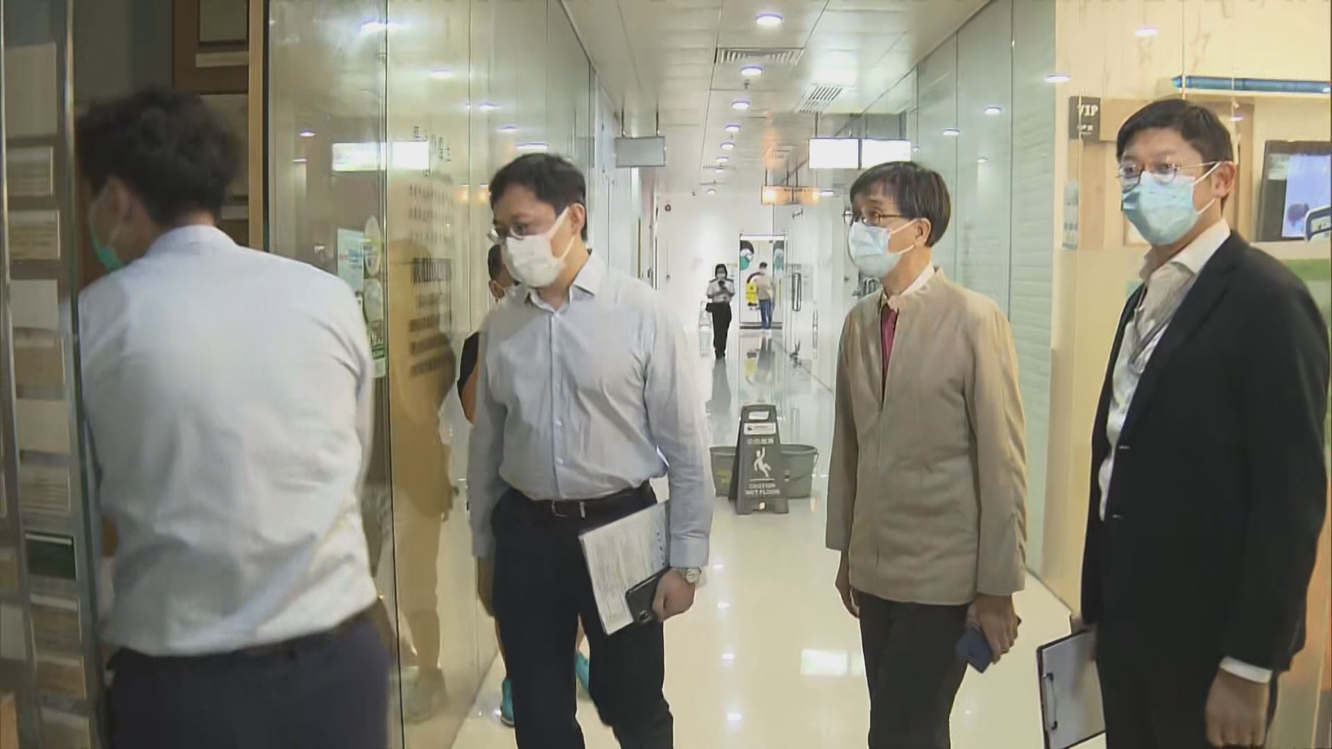 袁國勇視察私家診所　初確男子樣本疑受疫苗污染