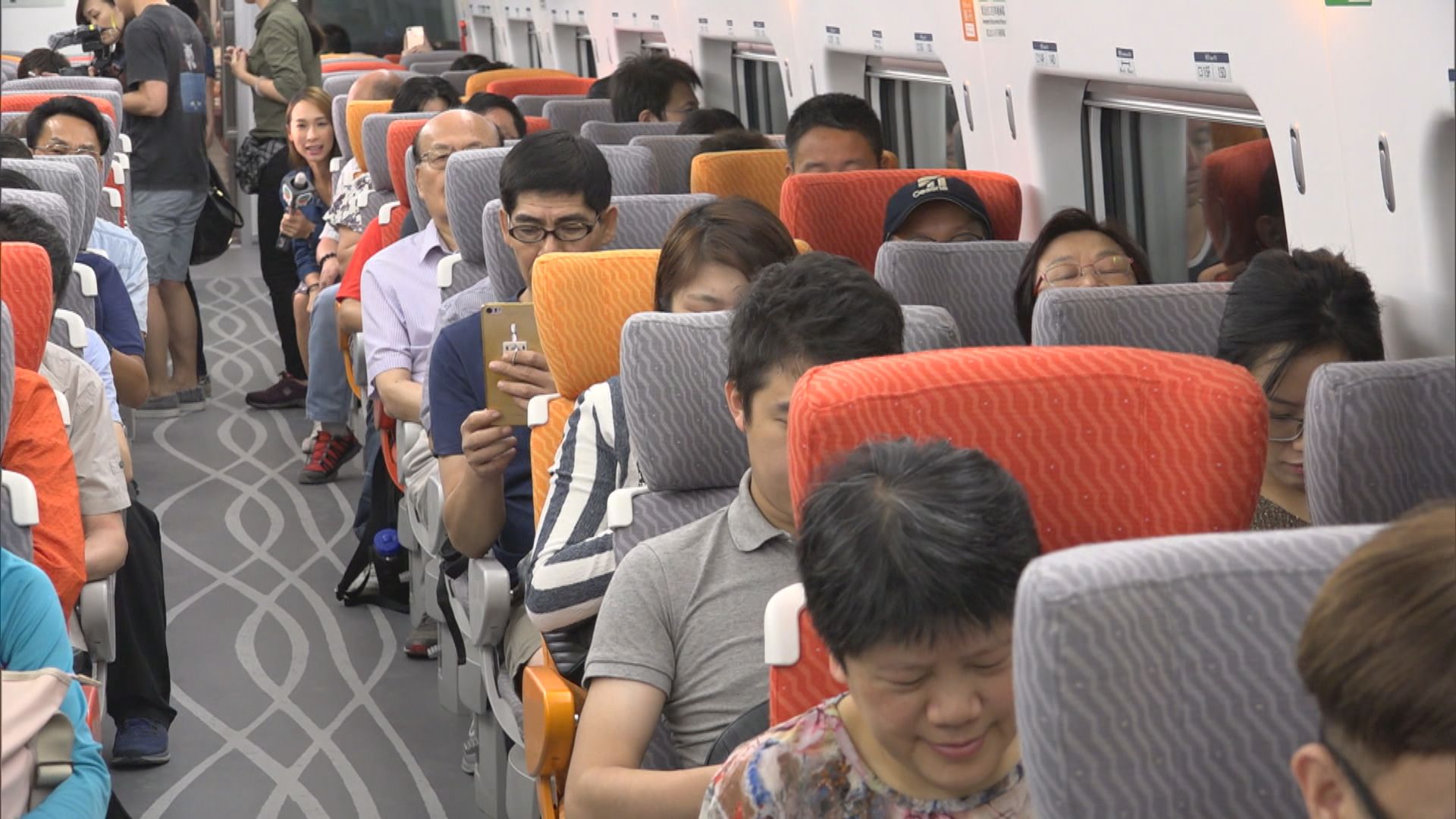 高度懷疑患者座位前後兩行乘客需入隔離營