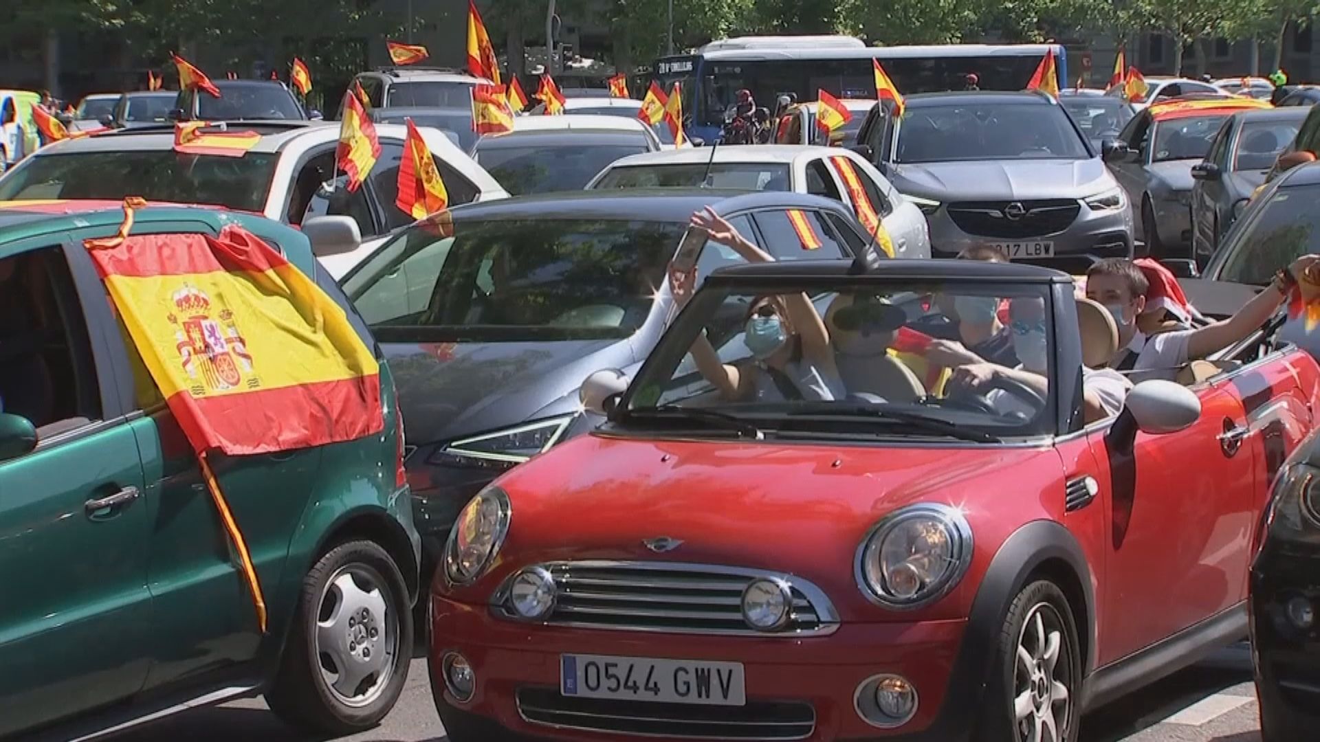 西班牙右翼政黨遊行抗議政府抗疫手法