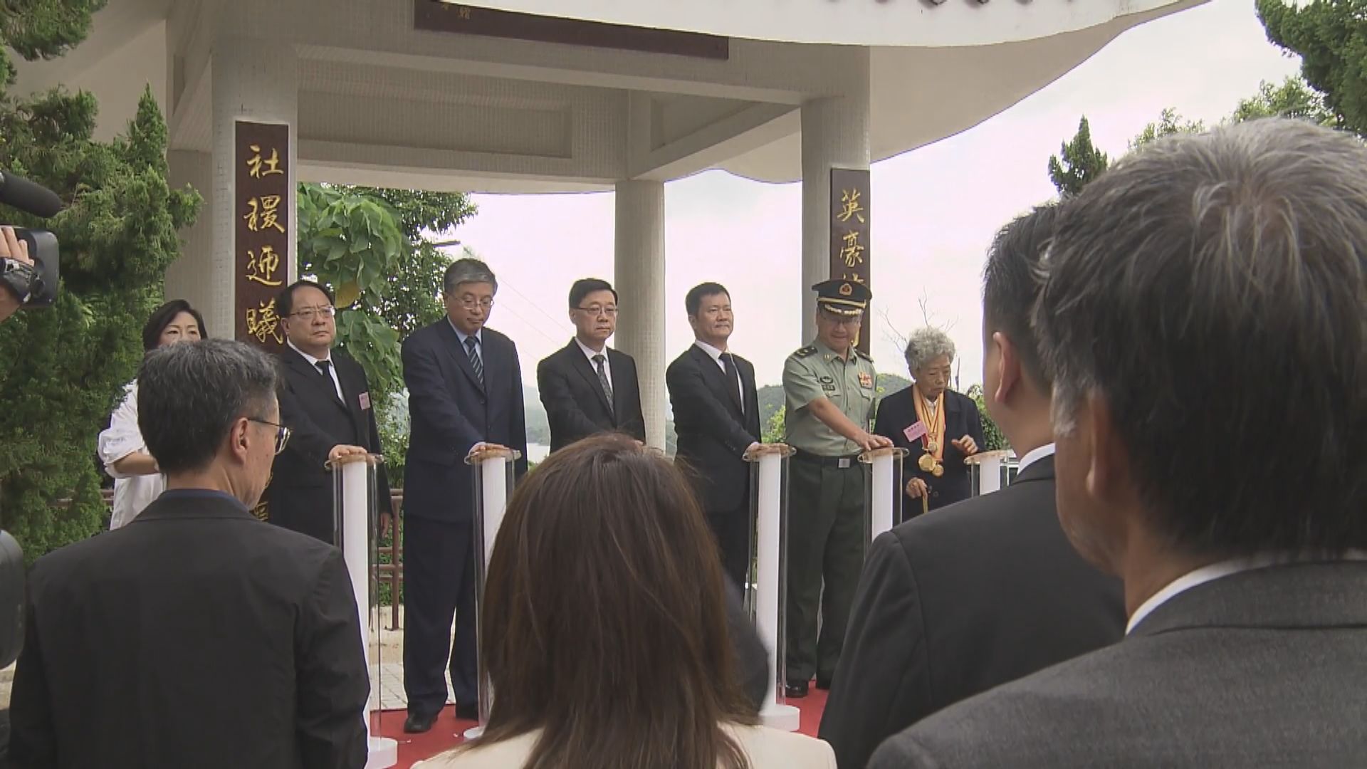抗戰勝利80周年｜李家超為抗日英烈紀念碑園對聯揭幕　稱下周三將出席北京舉行的閱兵儀式