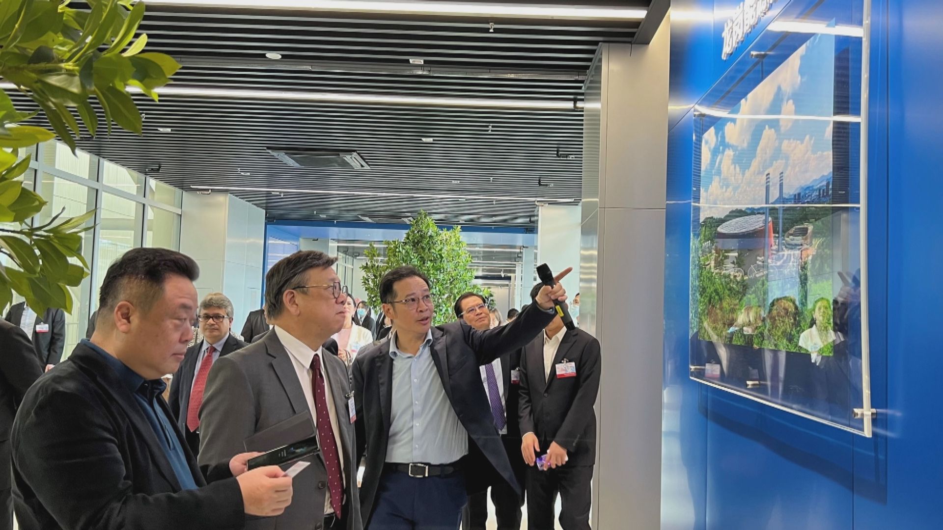 丘應樺到深圳參觀科技企業