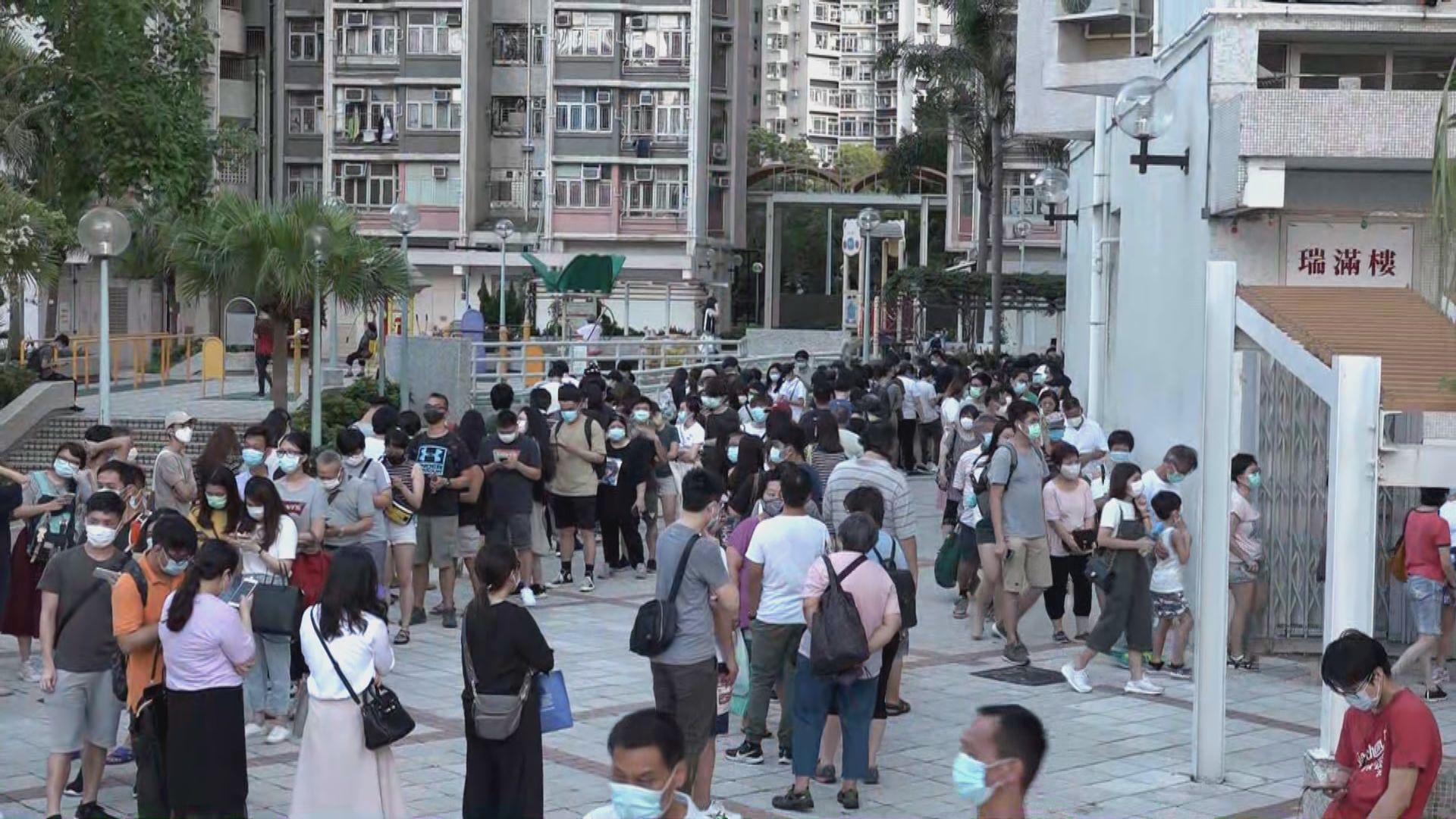 民主派立法會選舉初選　傍晚有票站大批市民排隊