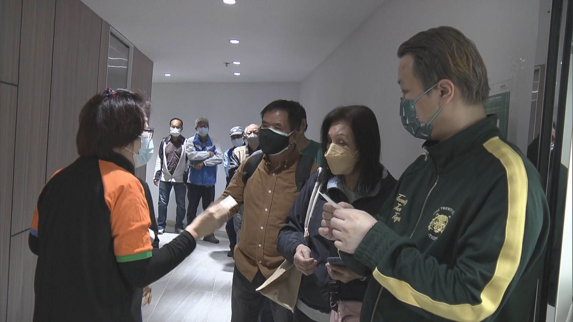 市民到消費券臨時服務中心重新登記支付平台