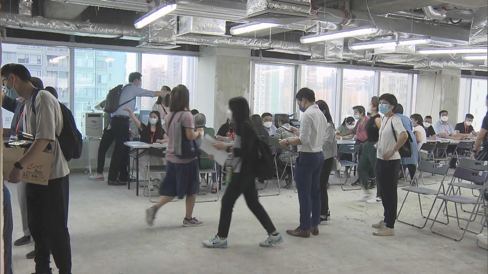 繼續有大批市民到消費券辦事處重新申請電子消費券 